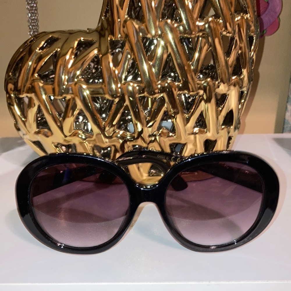 New!!!Betsy Johnson Sunglasses